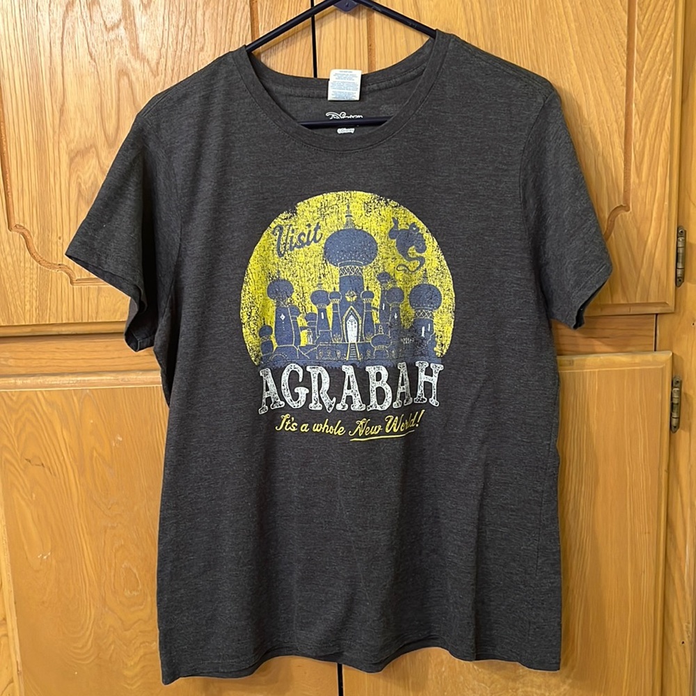 Disney Agrabah t-shirt size XL